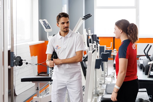 Занятия в тренажерном зале под присмотром врача